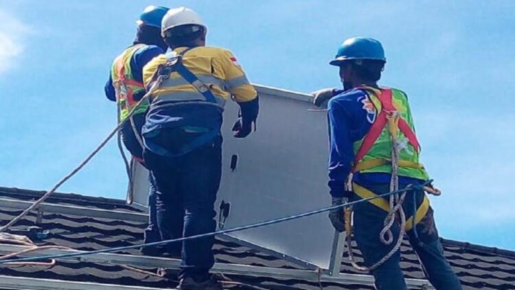 Sejumlah pekerja memasang panel surya Solar Cell di atas atap Pabrik Kantong PT Semen Padang di Bukit Putus, Kelurahan Pampangan Nan XX, Kecamatan Lubeg, Kota Padang.