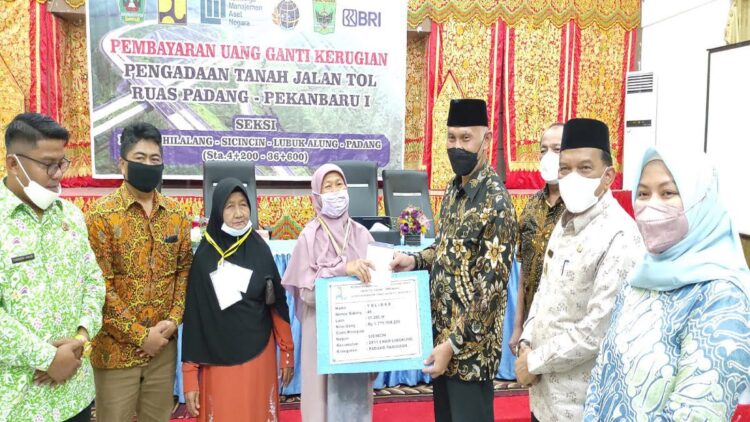 Pembayaran uang ganti rugi jalan tol Padang-Pekanbaru yang ke-16 oleh Gubernur Sumbar di Padang Pariaman.