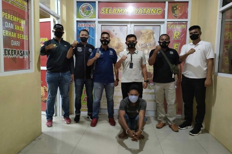 Peras Anak di Bawah Umur Rp1,2 Juta di Sport Center Dharmasraya, R Ditangkap Polisi 1 Seorang laki-laki berinisial R (32) tak berdaya saat diciduk tim gabungan dari Satreskrim Polres Dharmasraya.