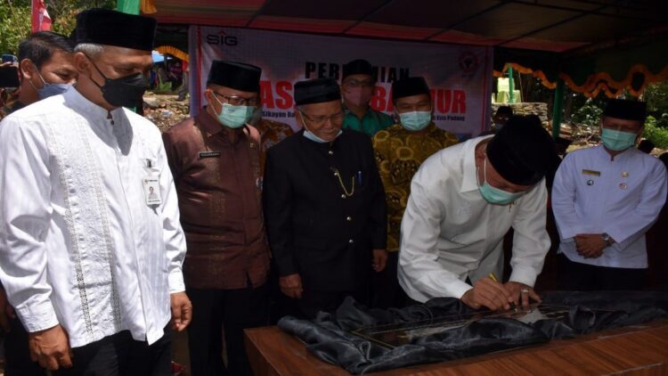 Gubernur Mahyeldi Apresiasi Semen Padang untuk Pembangunan Masjid di HKM Sikayan Balumuik 1 Penandatanganan prasasti usai peresmian masjid inisiasi CSR Semen Padang.