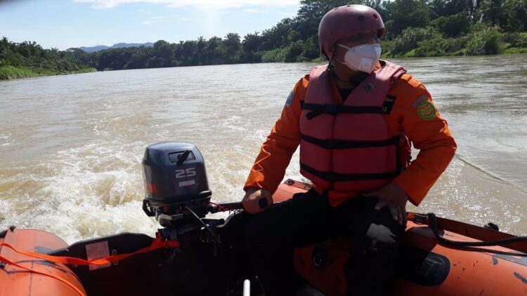 Pencarian orang hanyut di Batang Masang, perbatasan Pasaman-Agam oleh tim gabungan. (Basarnas Padang)