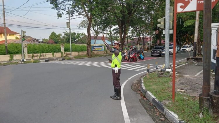 ilustrasi pengamanan jalan oleh polisi