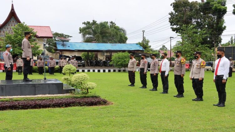 Penghargaan untuk personel Polres Agam dan Nakes.