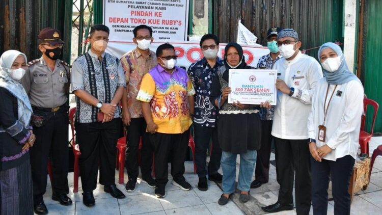 Semen Padang Bantu Korban Kebakaran Bandar Buat 800 Zak Semen 1 Penyerahan bantuan Semen Padang untuk korban kebakaran di depan Pasar Bandar Buat.