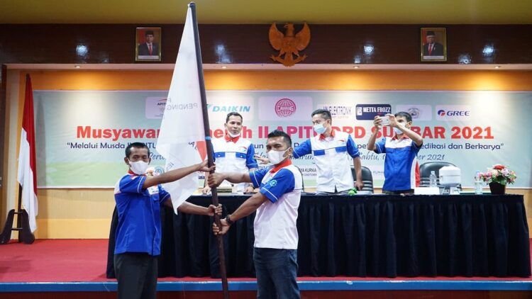 penyerahan pataka Ketua DPD Apitu Sumbar.