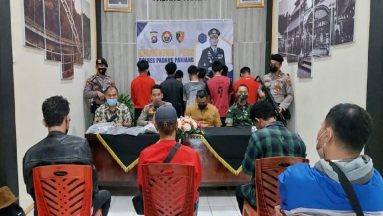 Diduga akan Tawuran Antar Geng, Polres Padang Panjang Amankan 10 Pemuda 1 Polisi tangkap 10 pemuda di Padang Panjang karena tawuran.