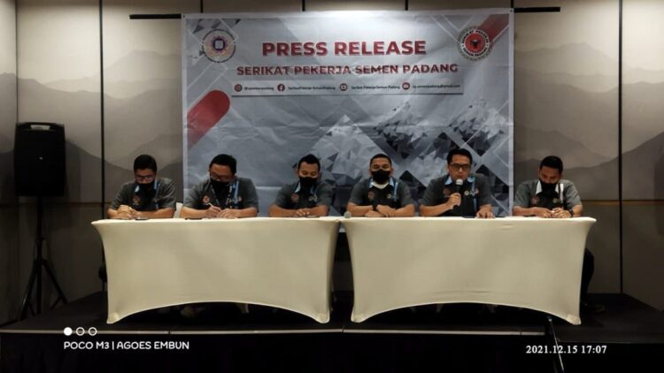 Press release Serikat Pekerja Semen Padang di Hotel Santika, Rabu sore.