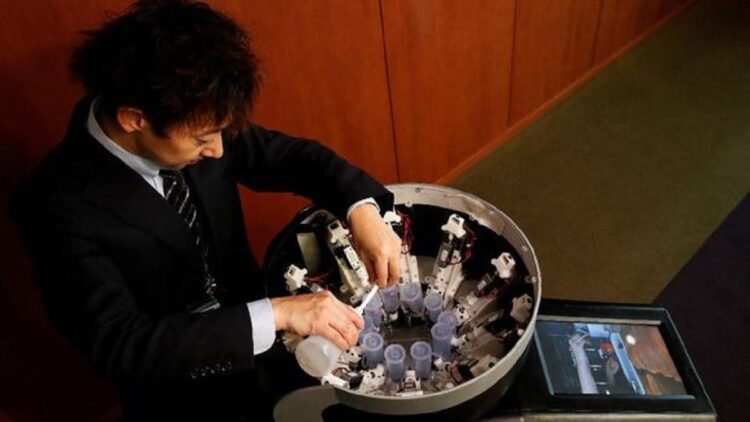 Dapat Keluarkan Rasa Makanan, Layar TV yang Dibuat Profesor Jepang Ini Bisa Dicicipi 1 Seorang profesor di Jepang kembangkan teknologi layar TV yang bisa dijilat untuk merasakan sensasi makanan tertentu. (Foto: REUTERS/KIM KYUNG-HOON)