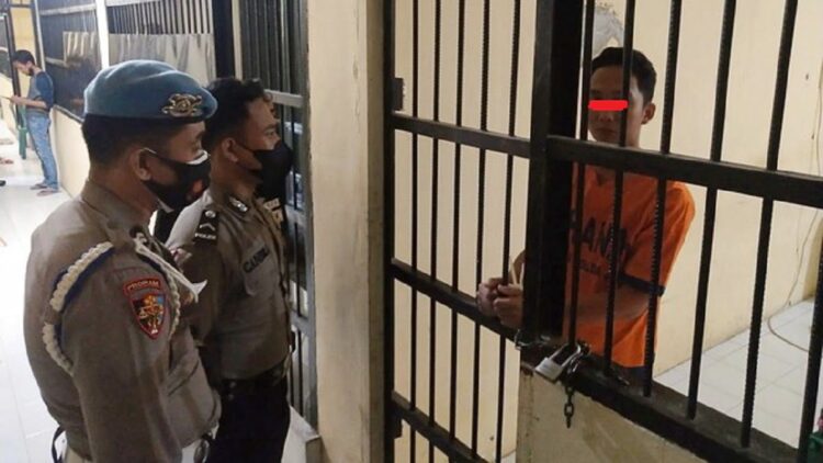 Tersangkut Kasus Aborsi hingga Kekasih Bunuh Diri, Bripda Randy Bagus Akhirnya Dipecat tidak Hormat 1 Bripda Bagus kekasih NW ditahan di Polres Mojokerto. (Foto: Polda Jawa Timur)