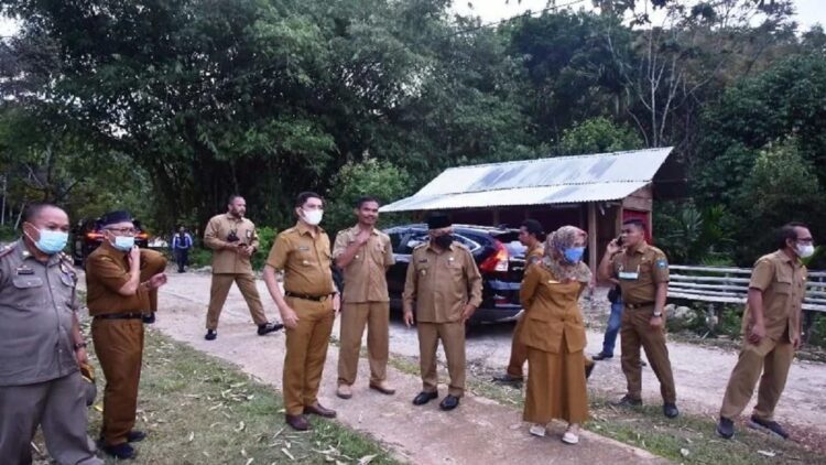 Didenda karena Terlambat, Pengaspalan Jalan di Desa Kubang Utara Sikabu Sawahlunto Diselesaikan Kontraktor 1 Wali Kota Sawahlunto Deri Asta bersama jajarannya turun ke lapangan meninjau lokasi pengaspalan jalan di Dusun Air Gantang Desa Kubang Utara Sikabu, Senin sore (06/11). (ANTARA/Yudha Ahada)