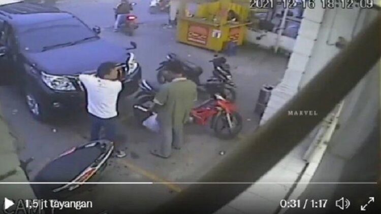 Tangkap layar CCTV yang memperlihatkan seorang pengemudi mobil pukul remaja di parkiran minimarket. (net)