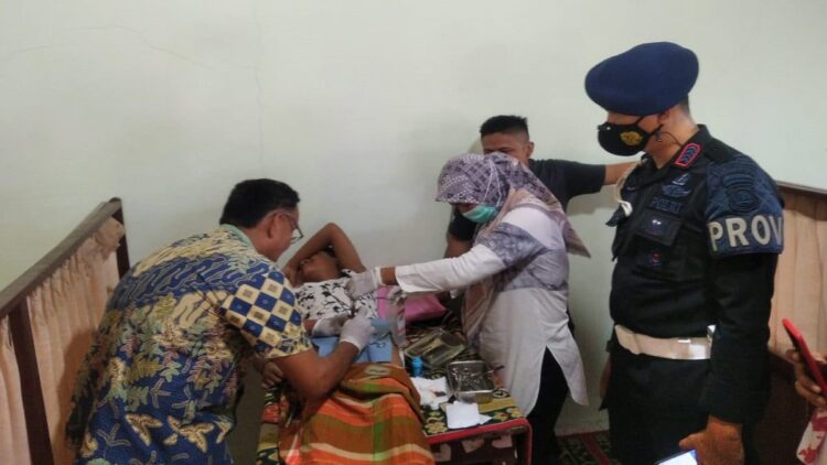 Sunatan massal yang digelar seorang personel Satbrimobda Sumbar.