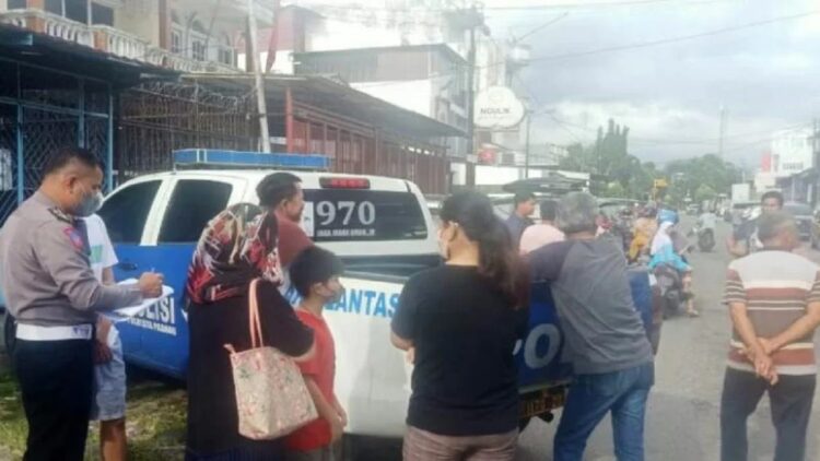 Terlibat Tabrakan Beruntun di Padang, Lima Kendaraan Alami Kerusakan 1 Polisi mendatangi lokasi kejadian kecelakan lalu lintas yang melibatkan lima unit mobil di Jalan AR Hakim, Padang Selatan, Padang, Minggu (12/12). (ANTARA/HO-Polresta Padang)
