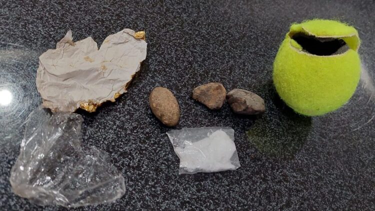 Temuan sabu dalam bola tenis di Lapas Sijunjung.