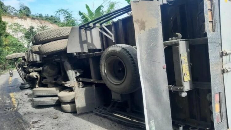 Kecelakaan tunggal truk pecah ban dan terbalik di Jalur Bukittinggi - Medan (Antara/Alfatah)