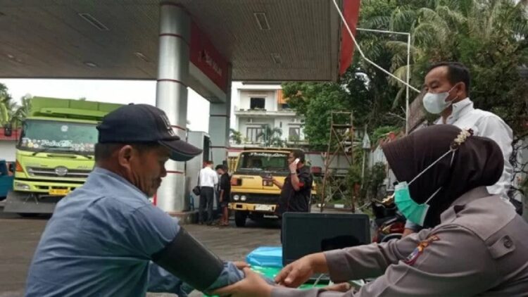 Kejar Target Vaksinasi, Polres Agam Gelar Vaksinasi di SPBU Gunung Sago 1 Tim vasinator Polres Agam sedang melayani warga yang akan divaksin di SPBU Gunung Sago Kecamatan Lubukbasung, Senin (13/12). (ANTARA/Yusrizal)