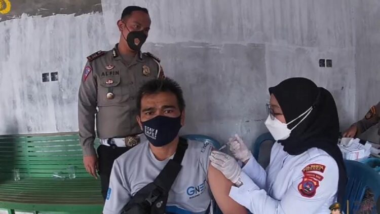 Vaksinasi door to door yang digelar Satlantas Polresta Padang.