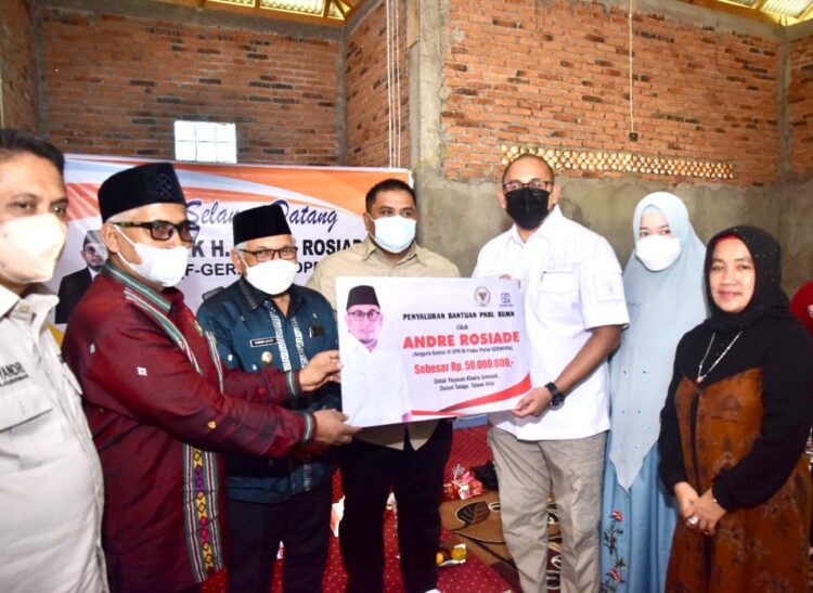 Anggota DPR RI Andre Rosiade menyerahkan bantuan untuk Yayasan Khairu Ummah Sawahlunto disaksikan Wakil Wali Kota Sawahlunto Zohirin Sayuti. (IST)