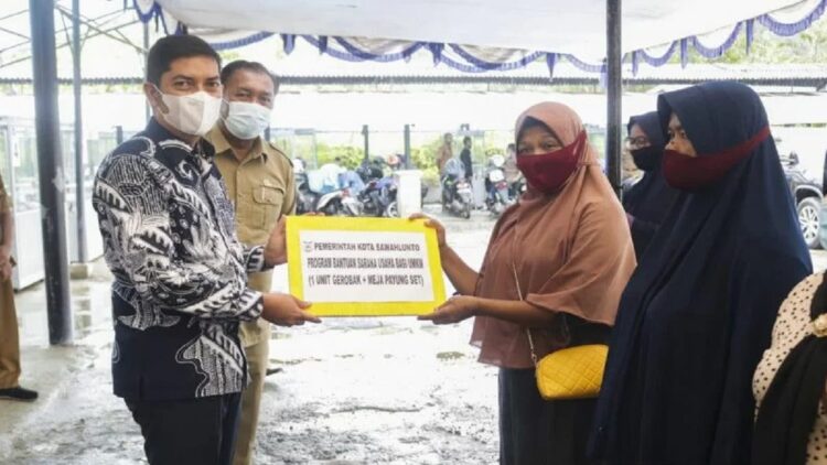 Dorong Produktifitas Usaha, Pemko Sawahlunto Bantu Pelaku UMKM 1 Wali Kota Sawahlunto, Deri Asta menyerahkan secara simbolis bantuan sarana usaha kepada pelaku UMKM Sawahlunto, Senin. (Antarasumbar/HO-Humas Pemkot Sawahlunto)