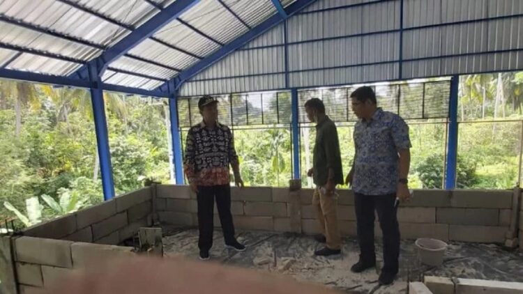 Wali Kota Pariaman, Sumbar Genius Umar (kiri) bersama Pelaksana Tugas Dinas Perumahan Rakyat, Kawasan Permukiman, dan Lingkungan Hidup Kota Pariaman, Asrizal (kanan) meninjau bangunan yang akan menjadi lokasi pengolahan sampah di daerah itu. (Antarasumbar/Dokumen Pribadi.)
