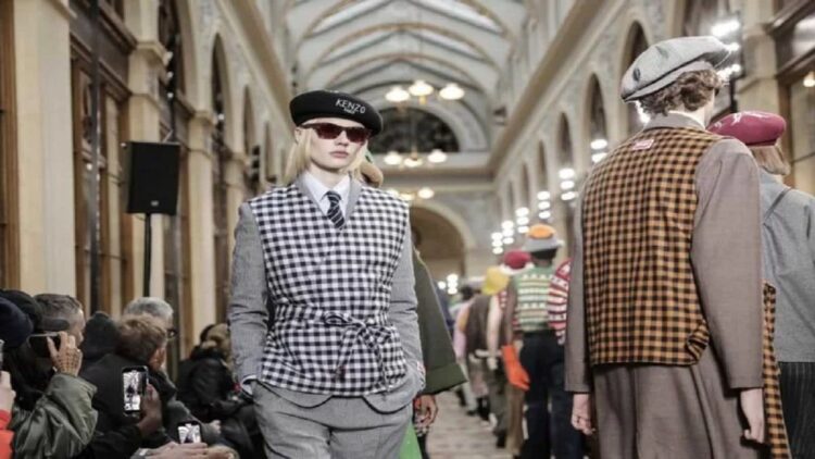 Seorang model mengenakan kreasi untuk koleksi pria musim gugur-musim dingin 22/23 Kenzo, di Paris, Minggu, 23 Januari 2022. (AP Photo/Lewis Joly)