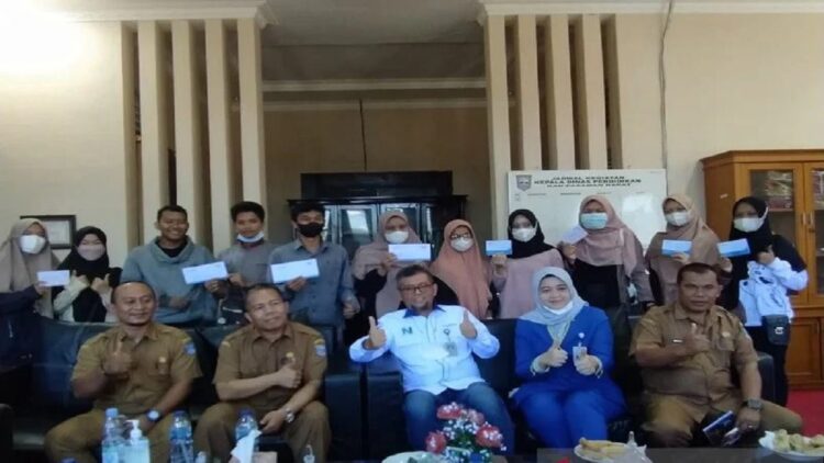 Pemkab Pasaman Barat melalui Dinas Pendidikan dan Kebudayaan menyalurkan beasiswa pendidikan dana Corporate Social Responsibility (CSR) Bank Nagari Cabang Simpang Empat kepada mahasiswa di daerah itu. (Antarasumbar/Altas Maulana)