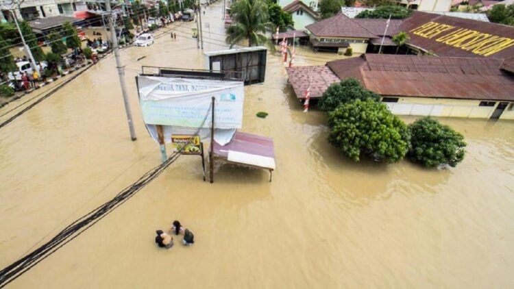 Aceh Utara Diterjang Banjir, 3 Orang Meninggal Dunia dan 31.843 Jiwa Mengungsi 1 Sejumlah warga berjalan menembus banjir yang melanda Kota Lhoksukon, Aceh Utara, Aceh, Senin (3/1/2022).