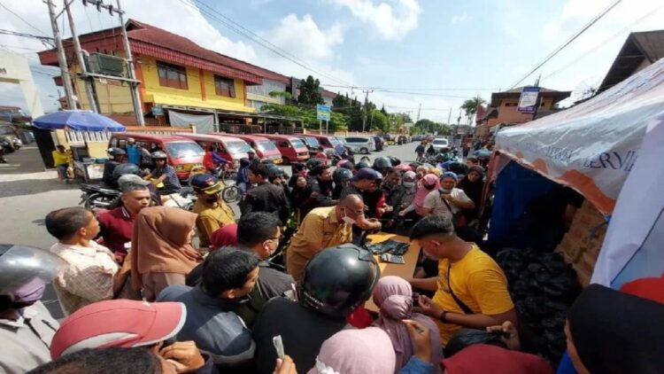 Operasi Pasar Minyak Goreng murah di Bukittinggi. (Antarasumbar/Al Fatah)