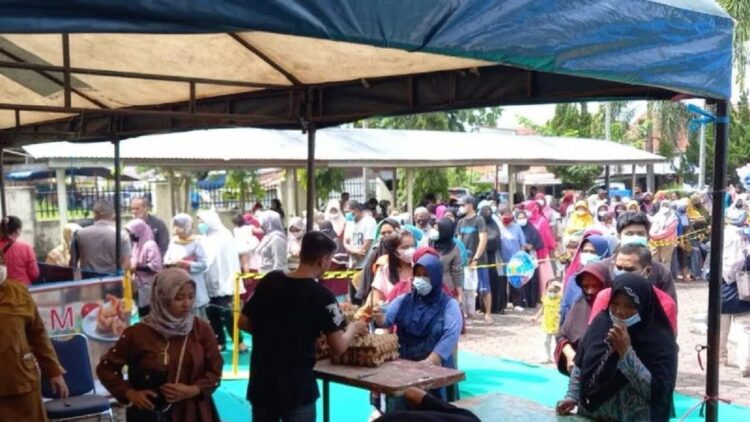 Pengecer Harus Jual Migor Rp14 Ribu, yang Melanggar Ini Warning Pemko Padang 1 Kegiatan Pasar Murah yang digelar Dinas Perdagangan Kota Padang, beberapa waktu lalu. (Antarasumbar/HO)