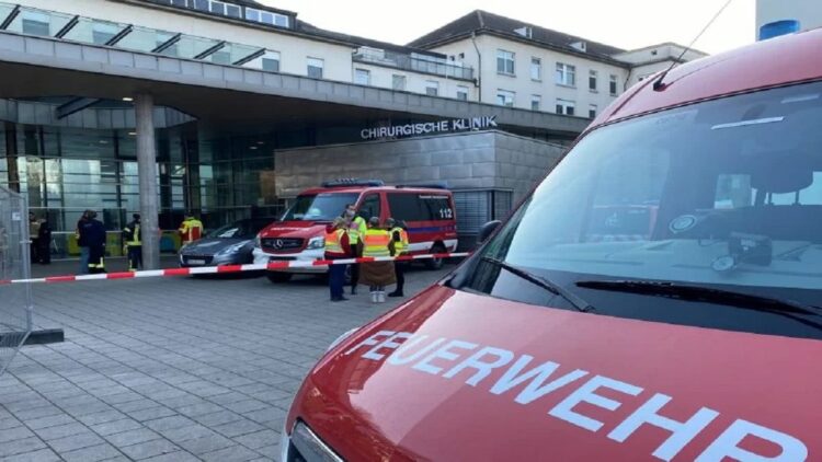 Seorang Mahasiswa di Jerman Bunuh Diri usai Lepaskan Tembakan di Ruang Kuliah 1 Polisi dan tim pemadam kebakaran mengamankan sebuah lokasi di Universitas Heidelberg, Jerman, Senin (24/1/2022), setelah seorang penembak melukai sejumlah orang sebelum ia menembak dirinya sendiri hingga tewas. ANTARA/REUTERS/Tilman Blasshofer/tm