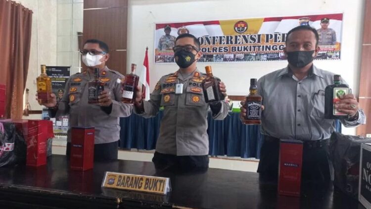 Polisi Bukittinggi memperlihatkan beberapa botol minol ilegal bermerek terkenal dari 2.160 botol yang berhasil diamankan, Rabu (26/1). (Antara/Alfatah)