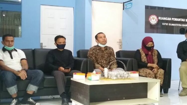 Ketua KPID Sumbar, Afriendi bersama jajaran komisioner KPID Sumbar (antarasumbar/Ikhwan Wahyudi)