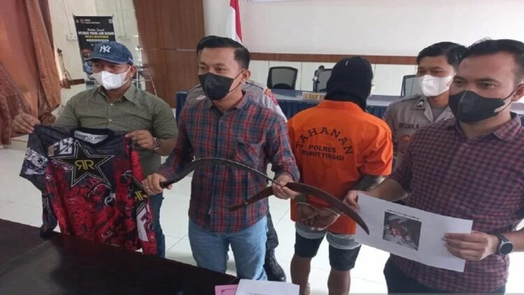 Pembacok Warga Agam Dibekuk Polres Bukittinggi, Satu Jari Korban Nyaris Putus 1 Polisi tangkap pelaku pembacokan menggunakan celurit di Agam. (Antarasumbar/Al Fatah)