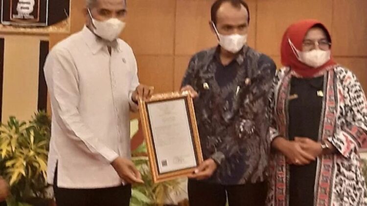 Inspektur Jenderal yang sekaligus Pelaksana tugas Dirjen Kekayaan Intelektual Razilu Inspektur menyerahkan sertifikat kekayaan intelektual komunal saluang panjang kepada Wakil Bupati Solok Selatan, Yulian Efi. (Antarasumbar/HO-Harry Trisna)