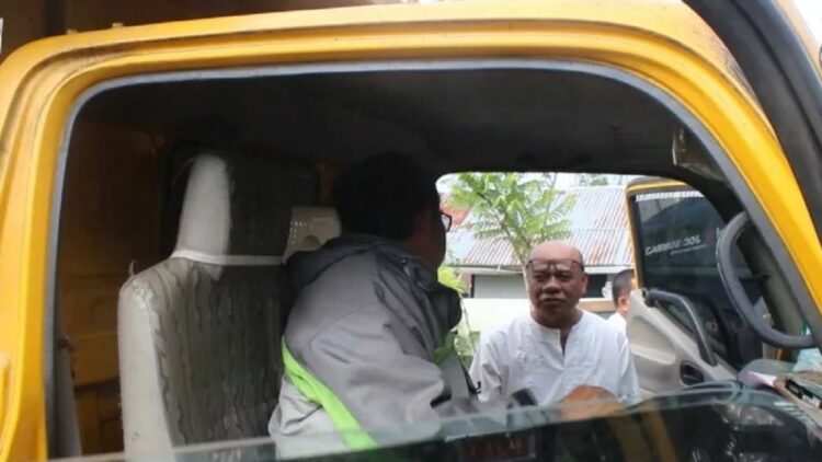 Pakai Delapan Armada, Sampah Warga Bukittinggi Langsung Dijemput ke Rumah 1 Kepala DLH Kota Bukittinggi, Aldiasnur memeriksa armada pengangkut sampah. (Antarasumbar/Dokumen Pribadi)