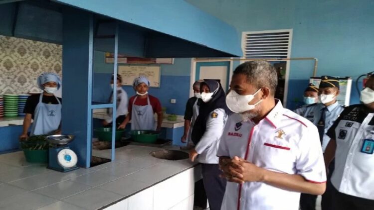 Irjen Kemenkumham RI, Razilu didampingi Kakanwil Kemenkumham Sumbar, R. Andika Dwi Prasetya dan Plt Kepala LPKA Klas II Tanjung Pati, Mubasirudin saat meninjau dapur di LPKA Klas II Tanjung Pati. (Antarasumbar/Akmal Saputra)