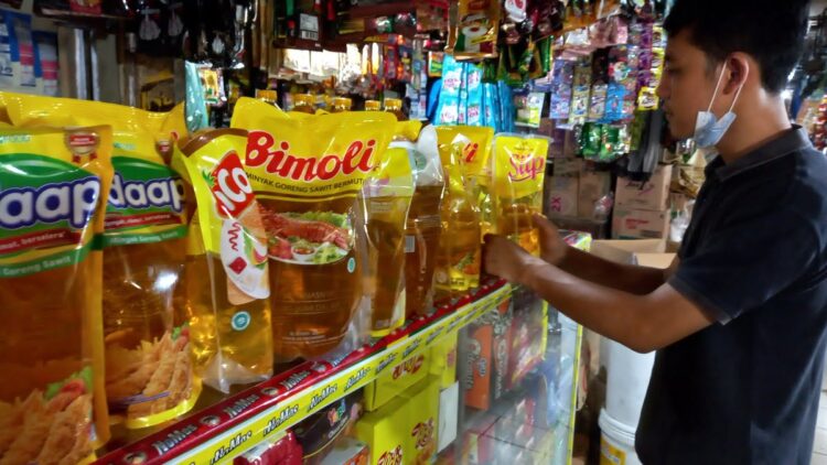 Ilustrasi minyak goreng dijual di pasar tradisional. (net)