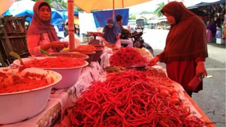 Persediaan Berkurang di Pedagang Pengumpul, Harga Cabai dan Bawang Merah di Agam Naik 1 Pedagang Pasar Serikat Lubukbasung Garagahan sedang melayani pembeli. (Antarasumbar/Yusrizal)