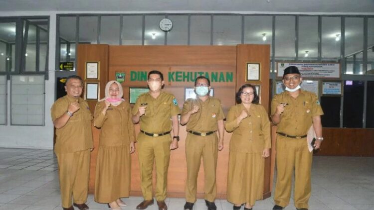 Wali Kota Sawahlunto, Deri Asta berfoto bersama Kepala Dinas Kehutanan Provinsi Sumbar, Yozarwardi, di Padang, Selasa. (Antarasumbar/HO-Humas Pemkot Sawahlunto)