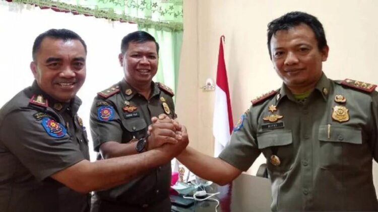 Kepala Satpol PP Kabupaten Limapuluh Kota Fiddria Fala bersama Sekretaris Satpol PP M Rifki dan Kabid Perlindungan Masyarakat Hendra. (Antara/Dokumentasi Pribadi)