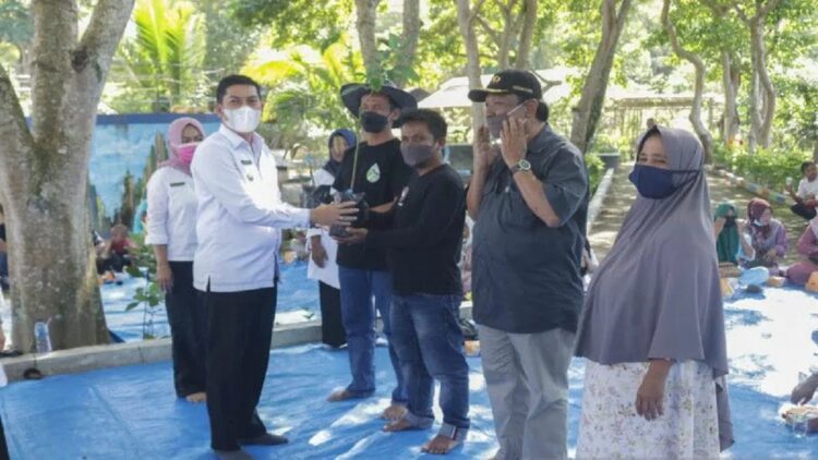 Optimalkan Potensi Lahan di Sawahlunto, BPDAS Indragiri Rokan Bantu 6.250 Batang Bibit Produktif 1 Wali Kota Sawahlunto Deri Asta menyerahkan secara simbolis bantuan bibit produktif dari BPDAS Indragiri Rokan kepada perwakilan masyarakat penerima, Rabu. (Antarasumbar/HO-Humas Pemkot Sawahlunto)