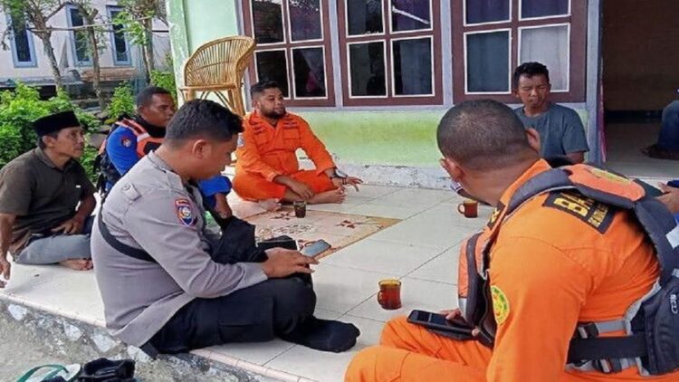 Enam dari sembilan penumpang dan ABK KM Tiga Bersaudara yang tenggelam antara Perairan Pulau Tiga dan Desa Namlea Ilath, Pulau Buru bisa selamat akibat bertahan di atas rakit yang terbuat dari jerigen.(ANTARA/DANIEL)