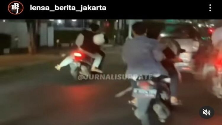 Seorang pengendara mobil tewas dihakimi massa di Jalan Pulo Kambing Raya, Kawasan Industri Pulogadung, Cakung, Jakarta Timur, Minggu (23/1/2022) dini hari.(INSTAGRAM.com/LENSA_BERITA_JAKARTA)