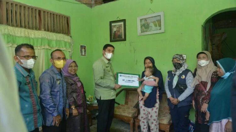 Wali Kota Sawahlunto Deri Asta menyerahkan bansos untuk biaya pengobatan kepada salah seorang warga, Kamis (06/01) di Desa Talago Gunuang, Sawahlunto, Sumatera Barat. (Antarasumbar/HO-Humas Pemkot Sawahlunto)