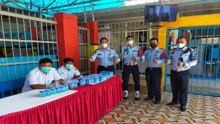 Lapas Kelas III Talu Pasaman Barat saat melakukan tes urine terhadap petugas dan warga binaan dalam rangka mencegah peredaran narkoba di dalam Lapas. (Antarasumbar/HO-Lapas Kelas III Talu Pasaman Barat)