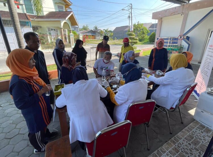 Tim Medika Surya Praktik Dokter Mimi memberikan layanan pemeriksaan dan konsultasi kesehatan gratis di kawasan Parak Karakah. (IST)