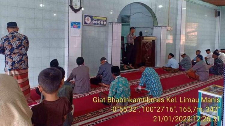 Bripka Albert Amarta sampaikan imbauan saat salat Jumat.