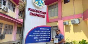 Kisah Bintara di Polda Sumbar Kejar Gelar Doktor, Gaji Ditabung hingga Tidur dengan Buku 8 Bripka Reszil saat berada di kampus. (dok. istimewa)