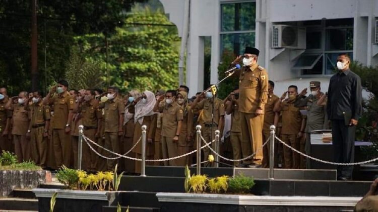 Bupati Tanah Datar saat apel Senin pagi.
