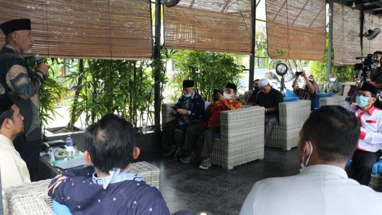 Ikatan Keluarga Alumni Thawalib Riau (IKATR) menjamu kehadiran Gubernur Sumatera Barat, Buya Mahyeldi di Pekanbaru, Sabtu (22/1/2022).